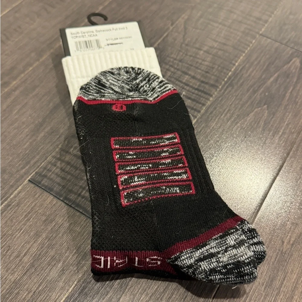 🎉🎉HP🎊🎊 NWT Strideline South Carolina Gamecocks Black and Red Full Knit Socks